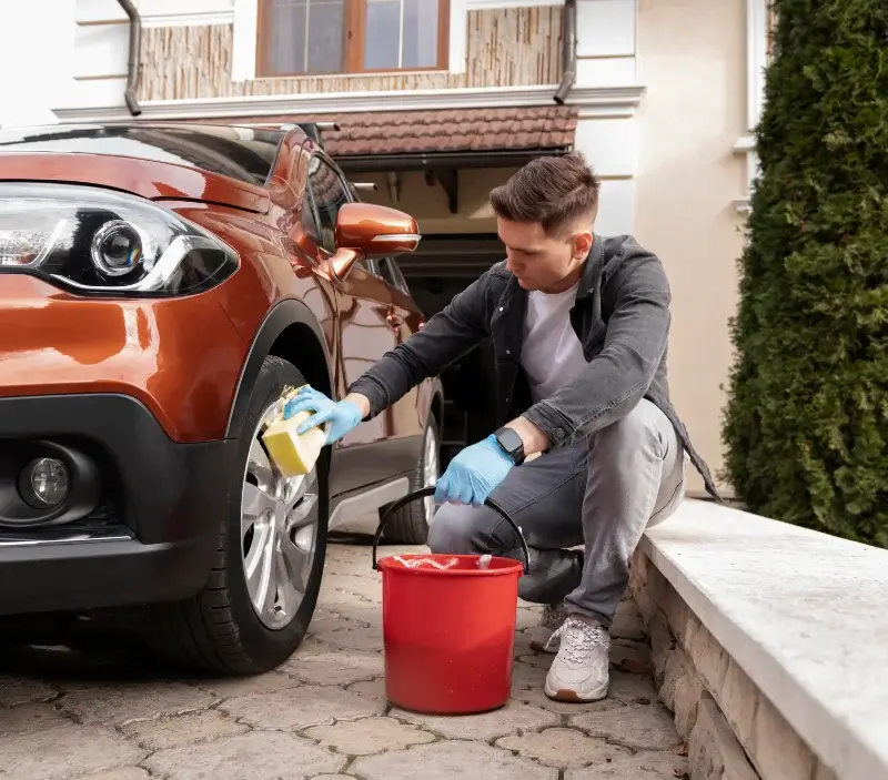 Lavage auto à domicile Arrien-en-Bethmale : professionnel intervenant sur un véhicule